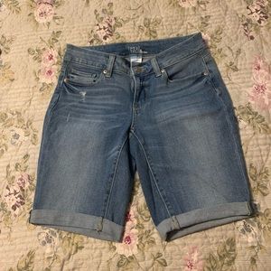 Ladies Brand TIME AND TRU Distressed Denim Shorts with cuffs, Size 6 Mid-Rise